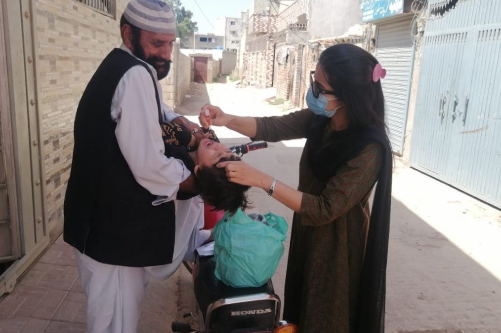 Dr. Nida Vaccinates a child in Pakistan