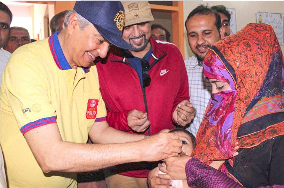 TRF Trustee Aziz Memon vaccinates another child Pakistan